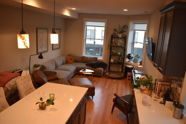 Primary Photo - 2056 N Damen Ave