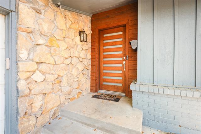 Building Photo - 9405 Pinewood Dr