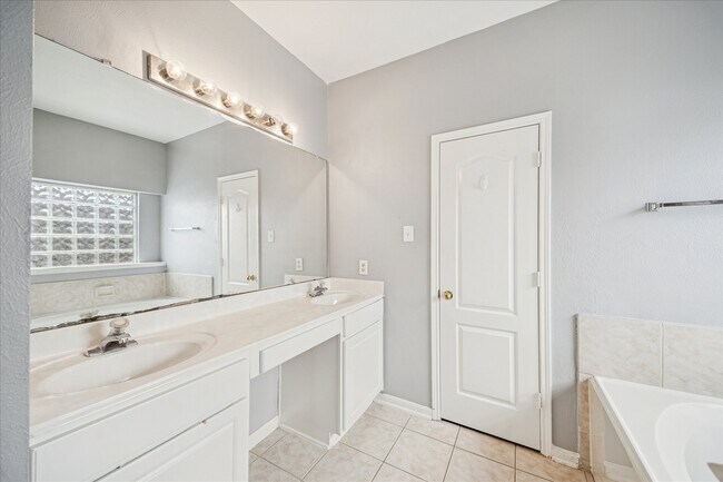 Building Photo - 17610 Forest Haven Trail