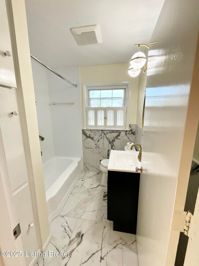 Building Photo - 7913 Greenway Dr