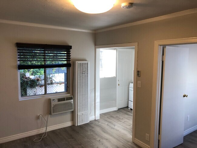 Building Photo - 429 W Garfield Ave