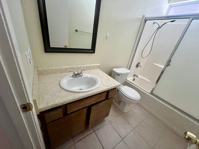 Building Photo - 2 Bedroom 1 Bath - Chocolate Drop Area