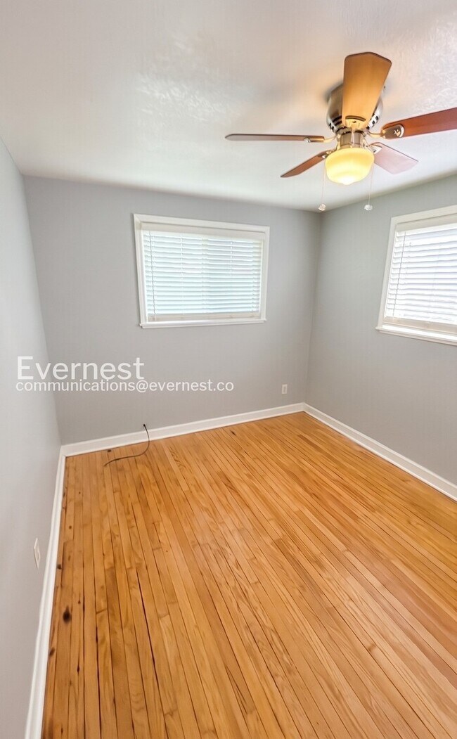 Building Photo - 3 Bed/1 Bath Home with Fenced Yard & Garage / Vouchers Accepted / Available Now!