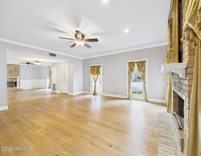 Building Photo - 523 Esplanade Dr