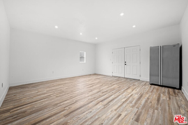 Building Photo - 260 S La Peer Dr