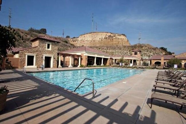 Building Photo - Luxury Tri-Level Townhome – Terraces at Es...