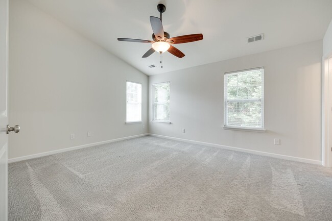 Building Photo - Beautifully maintained 3-bedroom, 3 bath e...