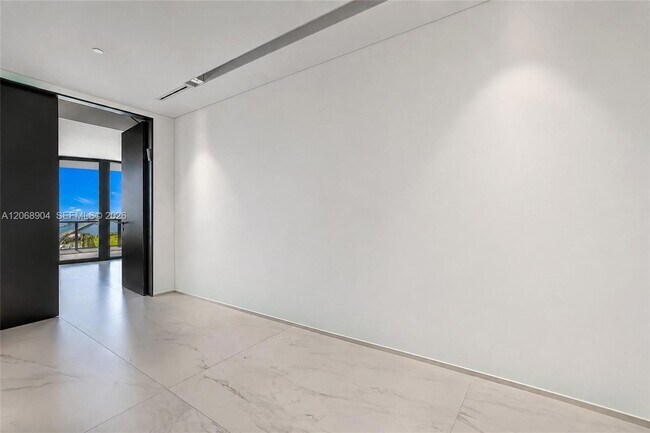 Building Photo - 1000 Biscayne Blvd