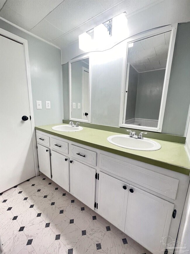 Building Photo - 1826 Bainbridge Ave