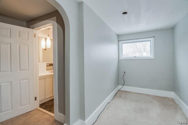 Building Photo - 637 Coffeen St