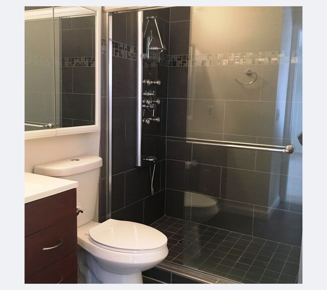 Building Photo - Spacious Backyard + Quiet Street | 3 Bed /...