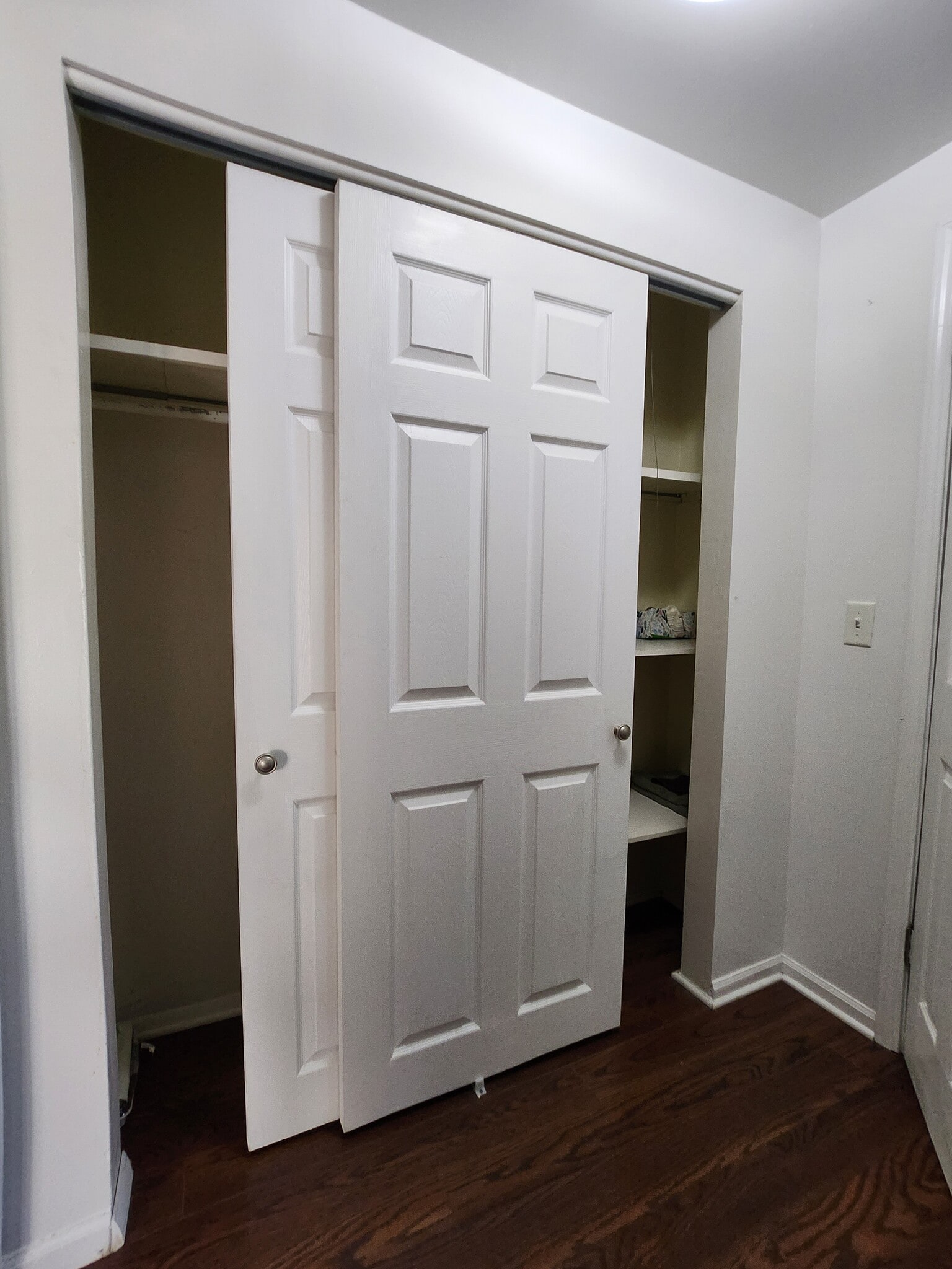 2nd level hallway linen closet with double sliding doors - 910 Morningside Ln