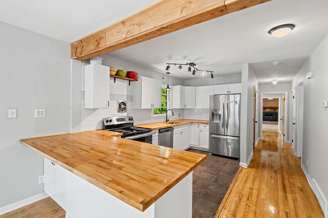 Building Photo - Spacious Home Near Downtown Durham