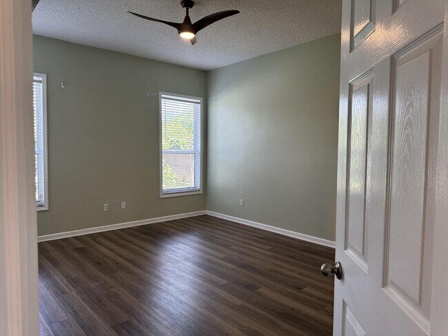 Building Photo - 7 Deerwood St