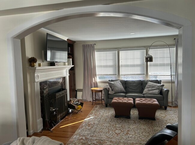 Loving room - 122 Sterling Ave