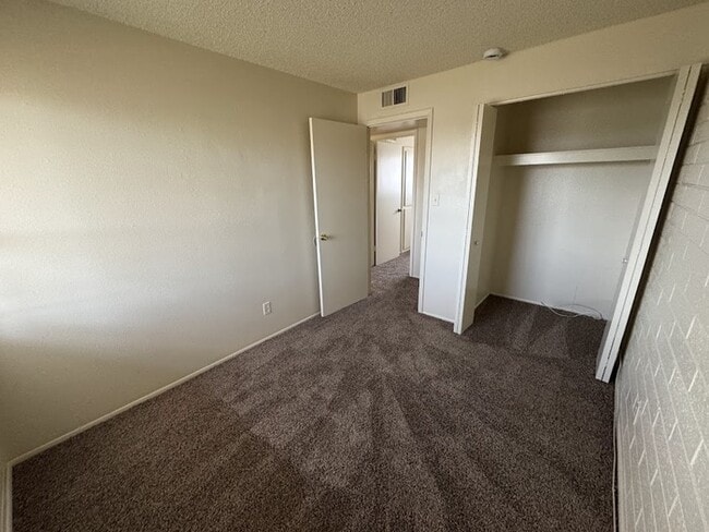 Building Photo - Holiday Gardens Townhome
