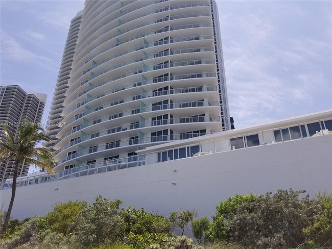 Building Photo - 4001 S Ocean Dr