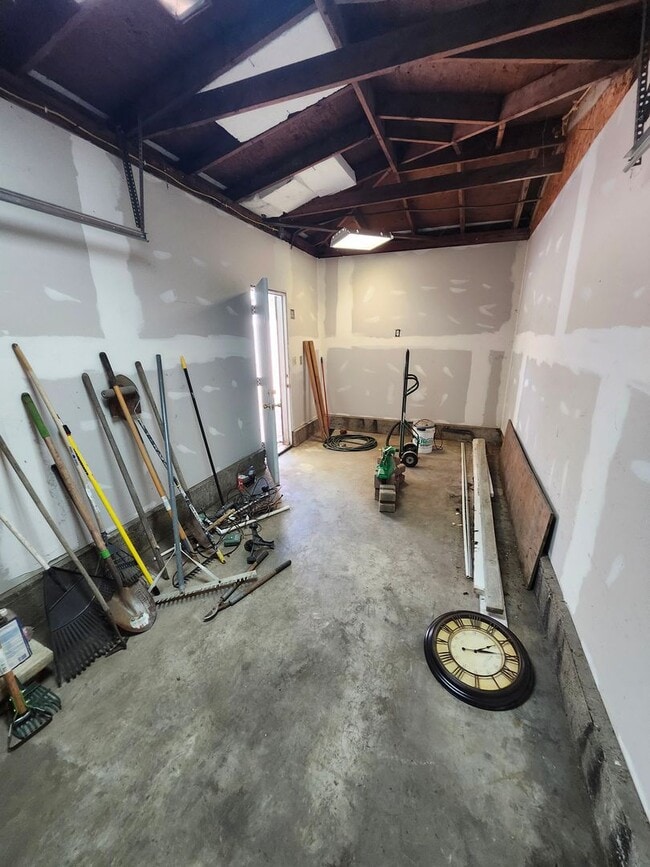 Building Photo - M-Muir Ave (triplex)
