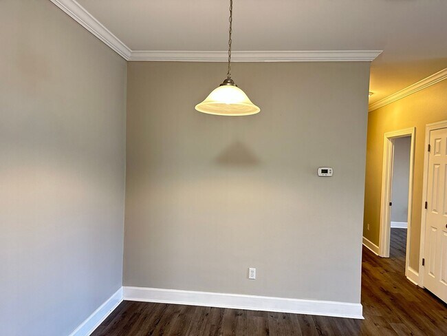 Building Photo - FIRST FLOOR APARTMENT COMMUNITY POOL!