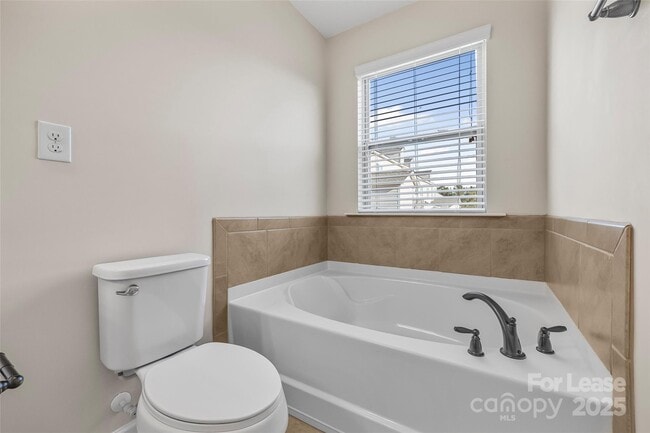 Building Photo - 1112 Roderick Dr