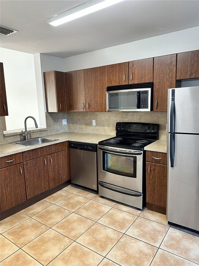 Building Photo - 6706 SW 115th Ct