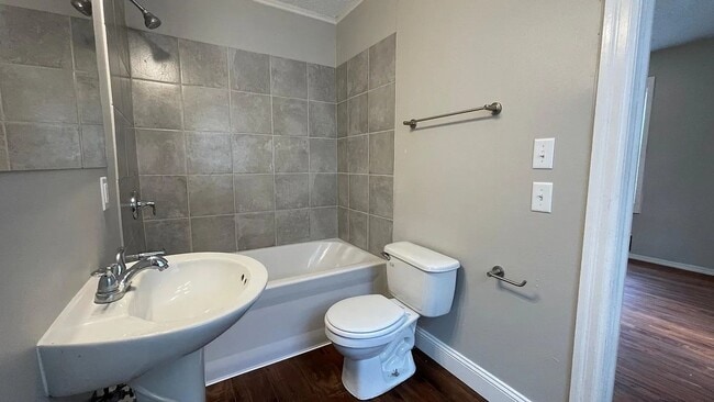 Building Photo - Updated 2 bed/1 bath home!