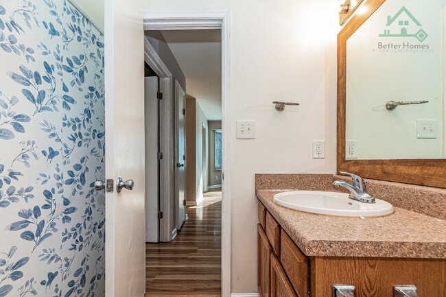 Building Photo - Cozy 2 Bedroom Unit in Raleigh!