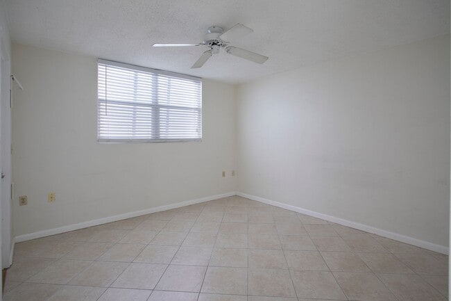 Building Photo - 2 Bedroom 2 Bathroom in Las Salinas Condom...
