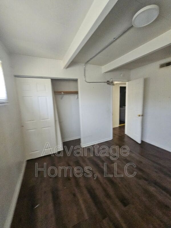 Building Photo - 827 N 70th Terrace