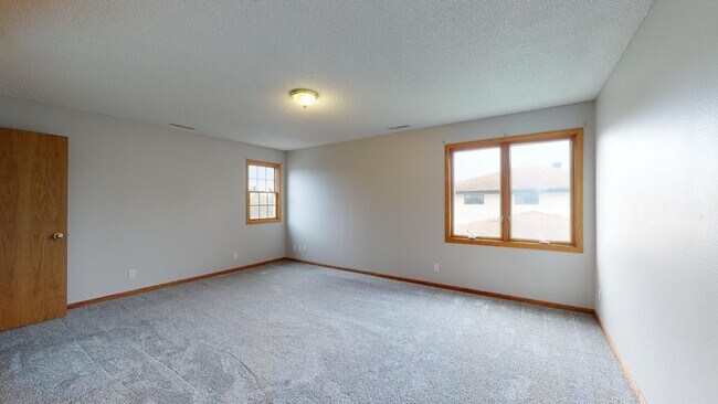 Building Photo - Beautiful Home - Available Augst 2026