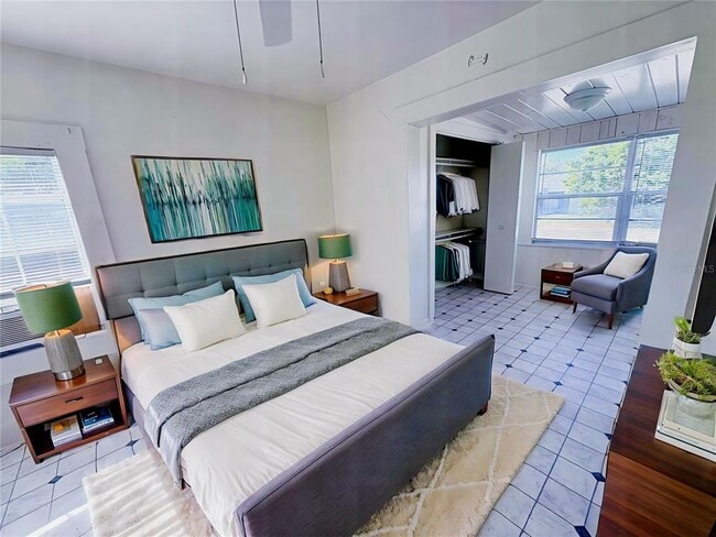 Building Photo - 2320 Crest Dr