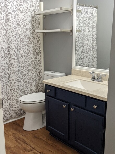 Main bathroom with full shower/tub - 1649 Summerhill Dr