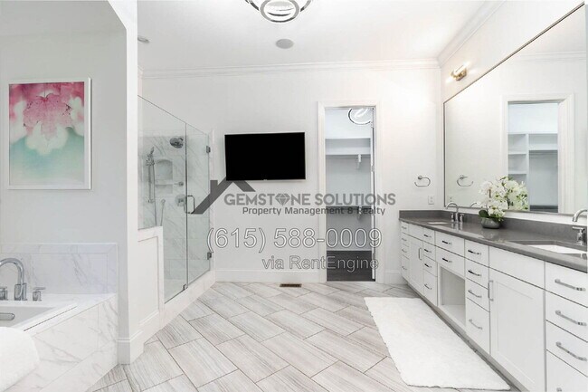 Building Photo - 6343 Wildwood Dr