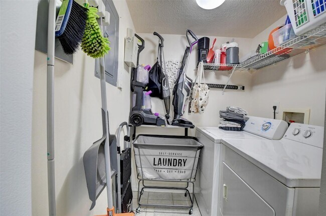 Building Photo - 704 Villa Cir