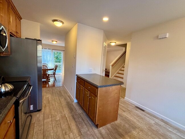 Building Photo - 589 Stafford Ave