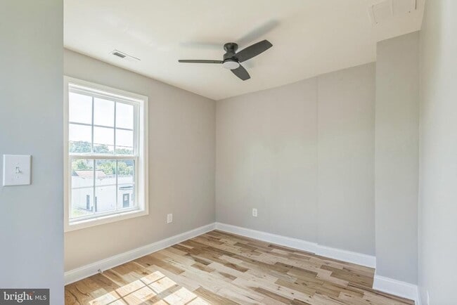 Building Photo - 400 Lake St