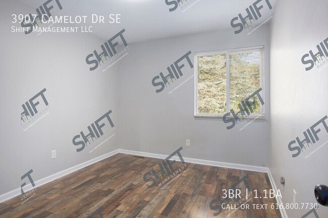 Building Photo - 3907 Camelot Dr SE