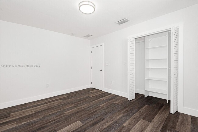 Building Photo - 6910 Bay Dr