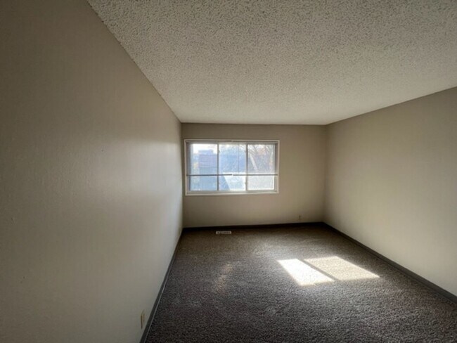 Building Photo - Conveniently Located Downtown Apartment!