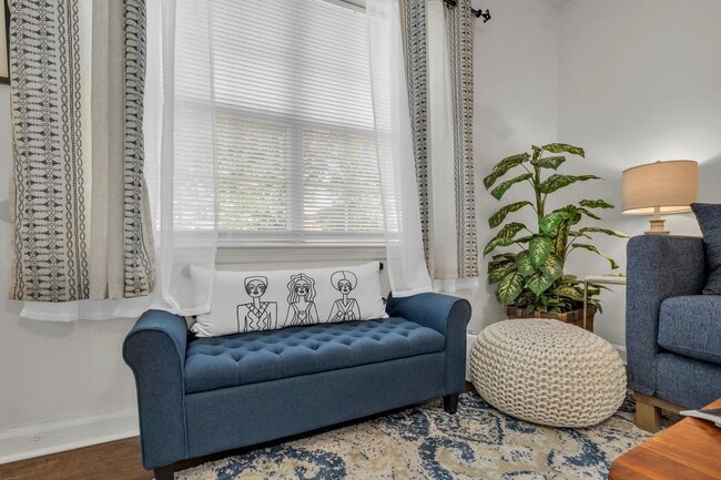 Building Photo - 306-306 Glenwood Cir