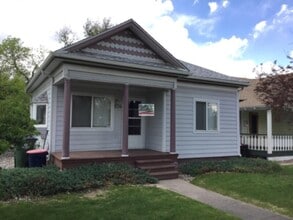 Building Photo - Centrally located one level charmer, located close to the Weidner Field and all that downtown Colora