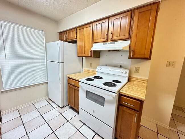Building Photo - Charming 2-bedroom 1 bath 1 car garage loc...
