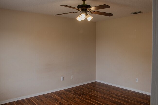 Building Photo - 1557 Amaryllis Cir