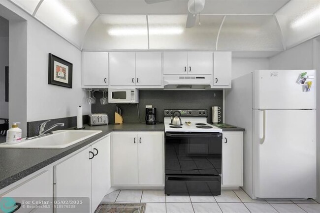Building Photo - 460 Paradise Isle Blvd
