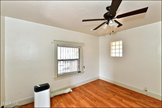 Building Photo - 2526 Yandell Dr