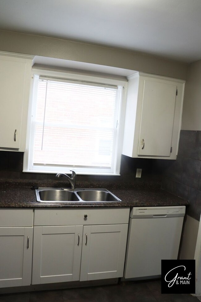 Building Photo - Spacious 3 Bedroom - 1 Bath - Redford - $1...