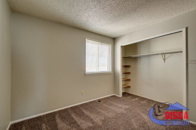 Building Photo - Cute townhome with 2 bedrooms - 1 1/2 bath...