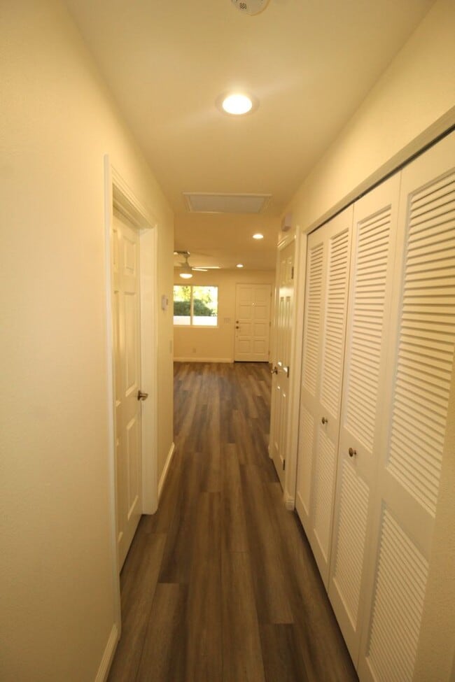 Building Photo - Remodeled 2+1 Upstairs Parkside Condo