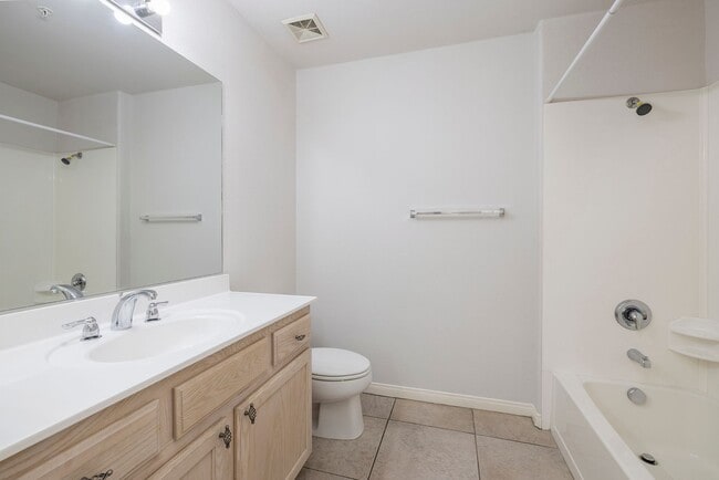 Building Photo - Guard Gated 3rd Floor Unit off Las Vegas Blvd