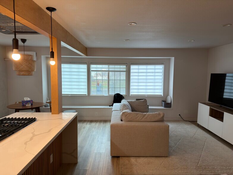 Building Photo - 740 Chesham Ave